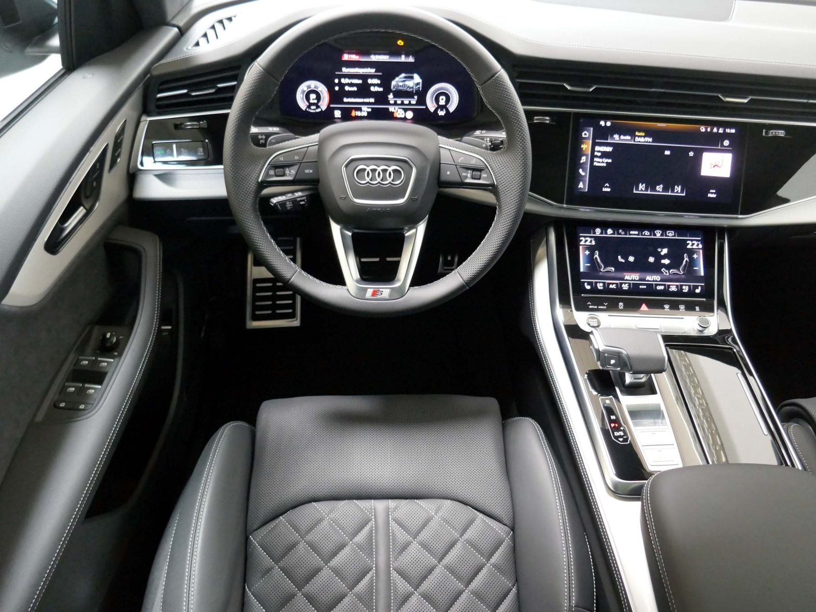 Audi Q8  50 TDI quattro S line | AHK Pano Standhzg.