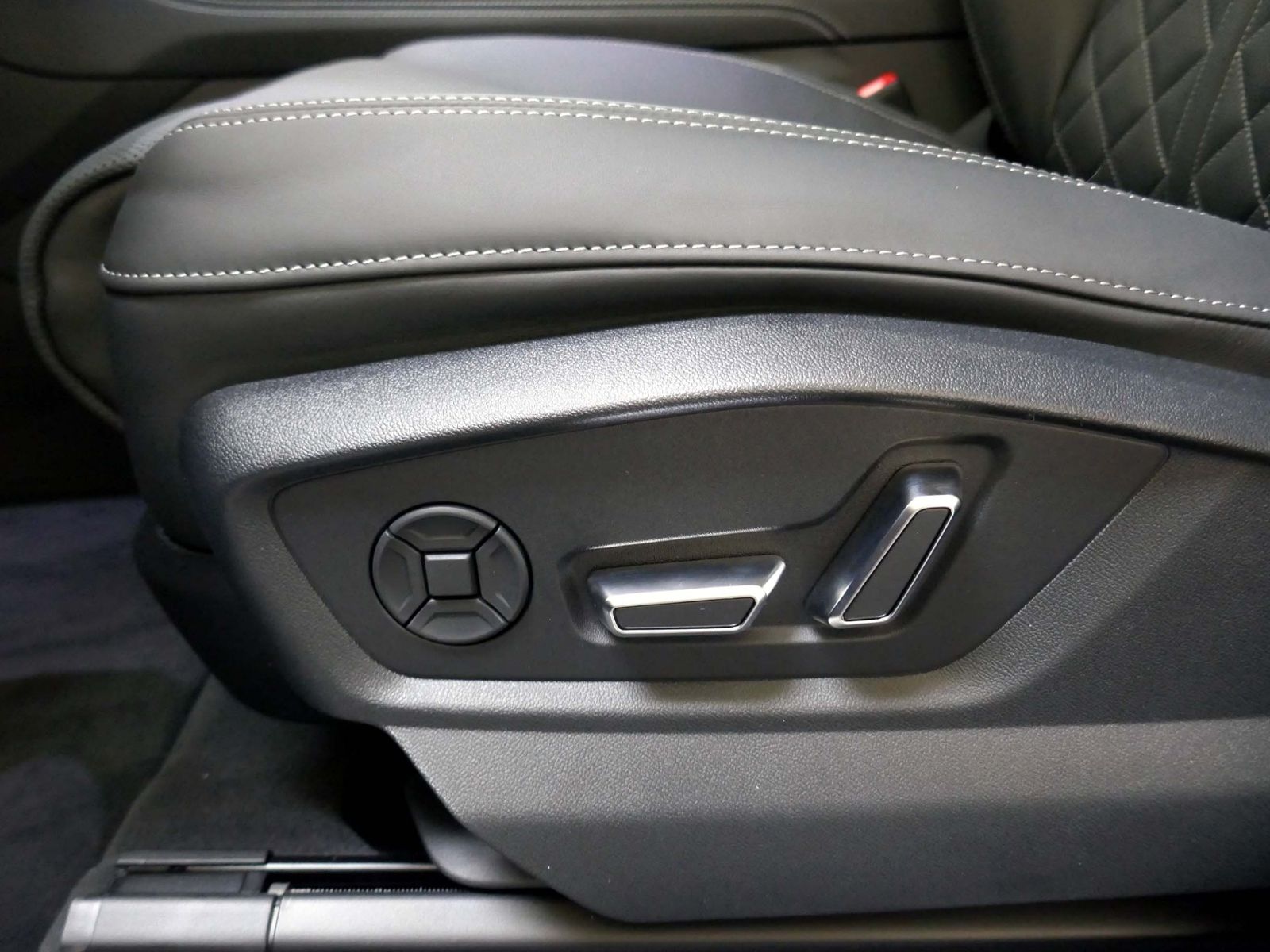 Audi Q8  50 TDI quattro S line | AHK Pano Standhzg.