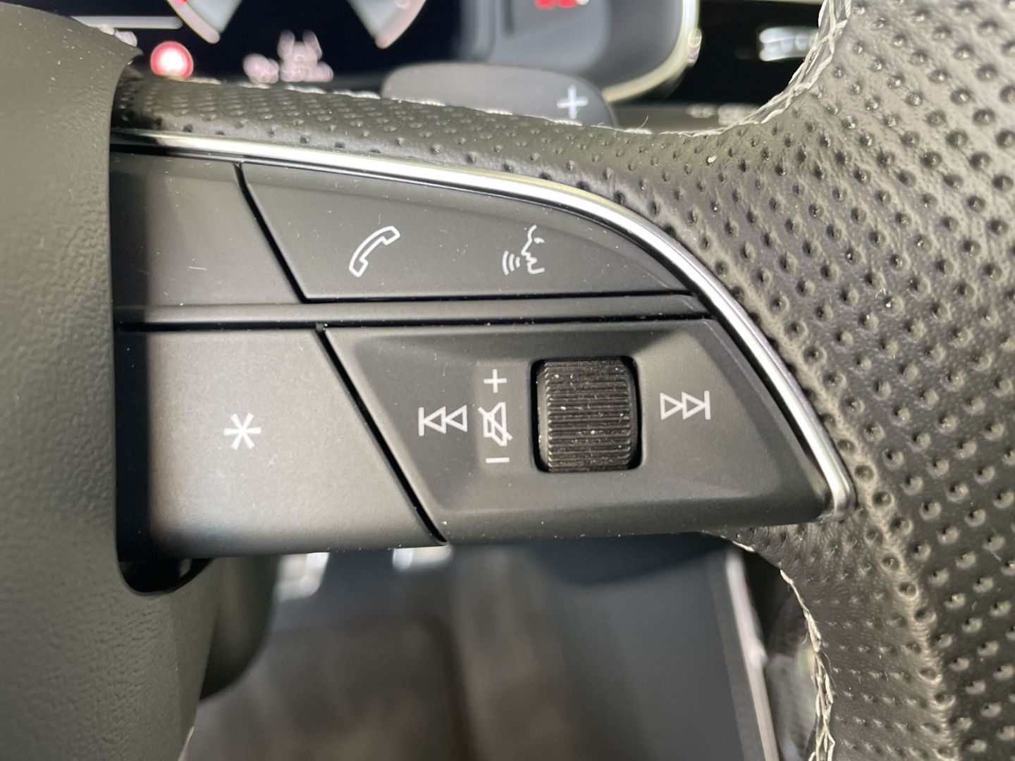 Audi Q8 50 TDI qu Matrix AHK Memory HuD Pano Standhzg