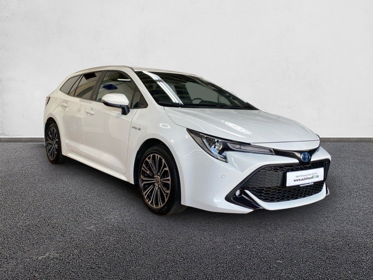 Toyota Corolla Touring Sport 2.0 Hybrid - Samsaru's Car Outlet