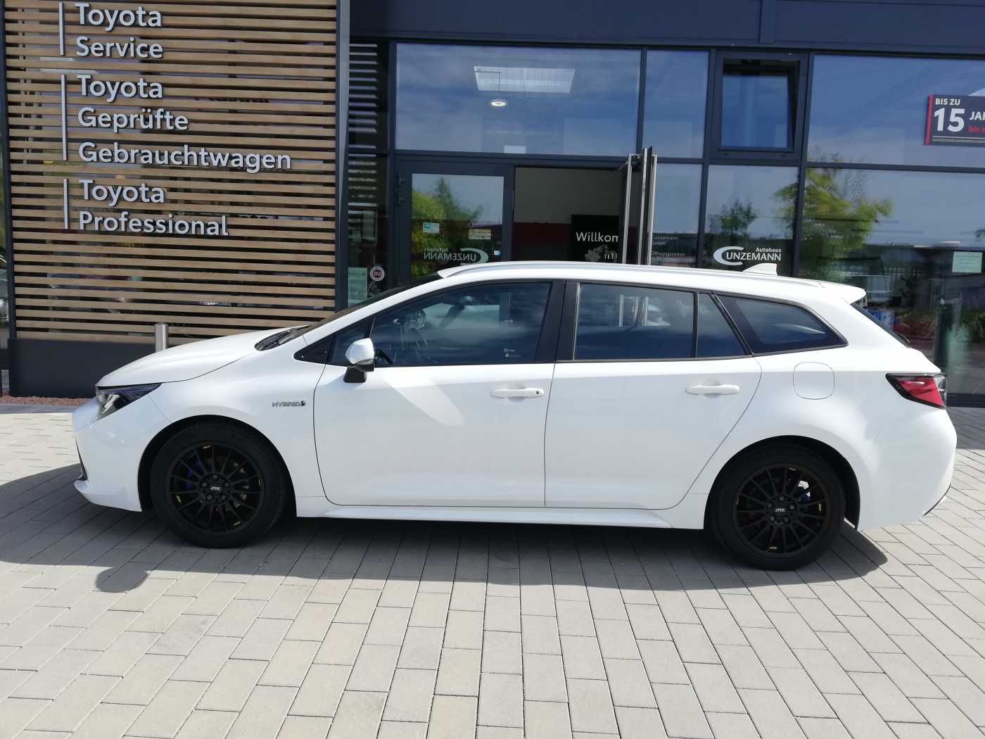 Toyota Corolla Touring Sports Hybrid 1.8 Business - Samsaru's Car Outlet