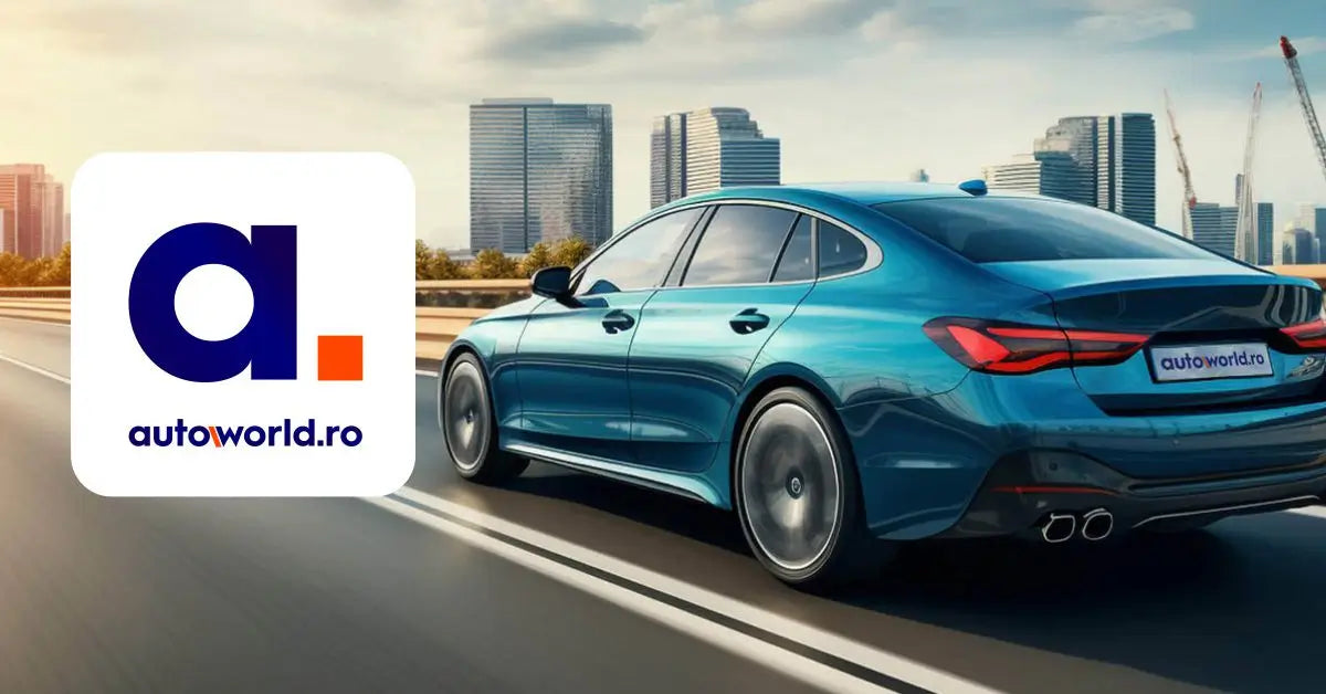 Mașină albastră văzută din spate, alături de logo-ul Autoworld