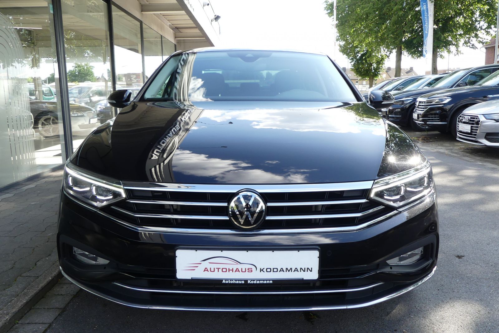 Volkswagen Passat Lim. Elegance - Samsaru's Car Outlet