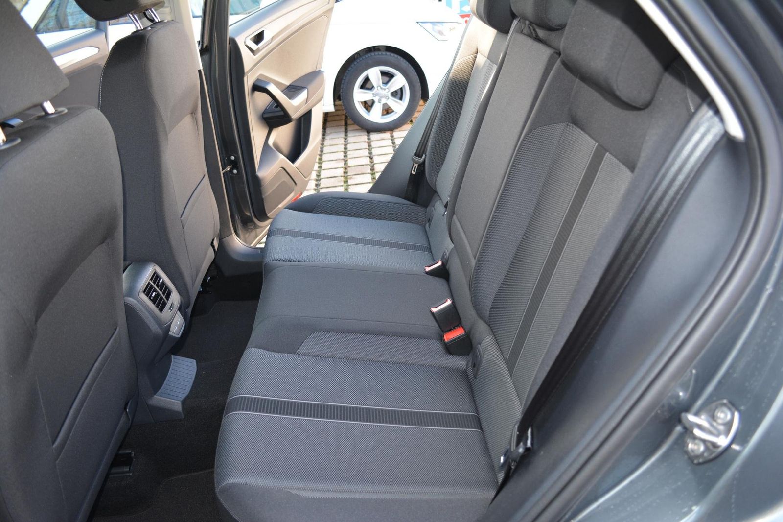Volkswagen T-Roc Life Plus - Samsaru's Car Outlet