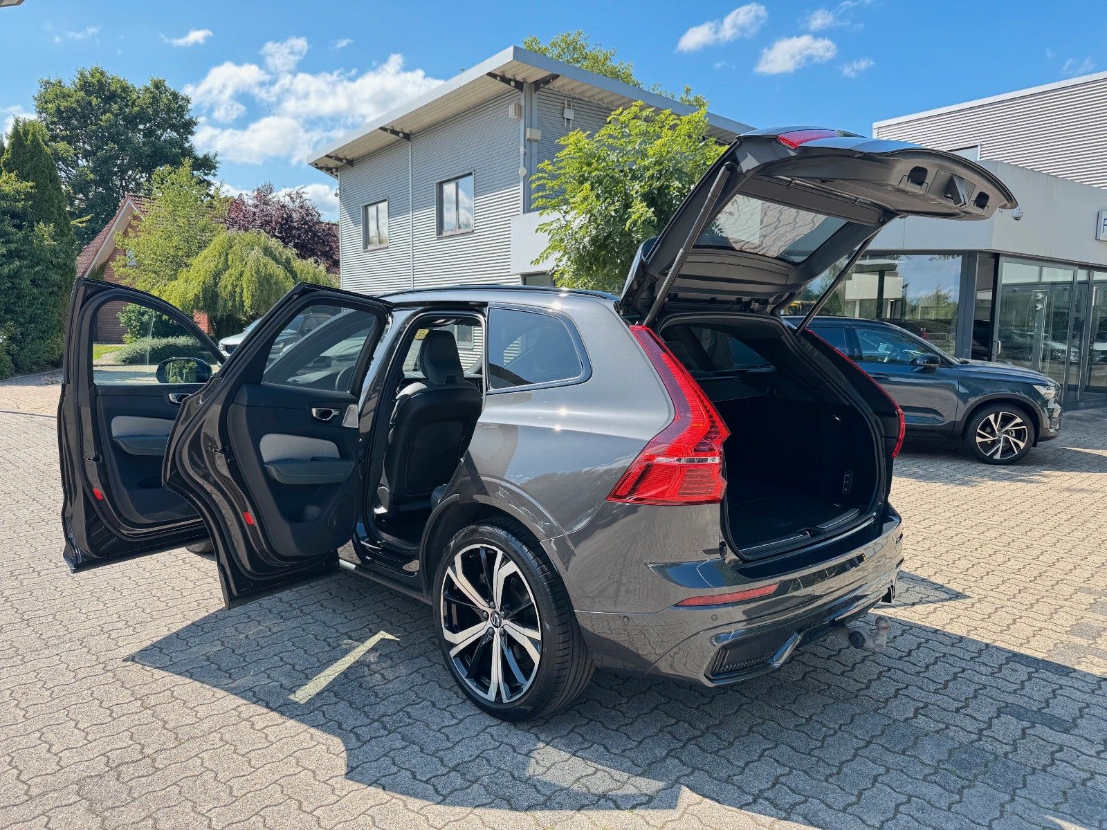 Volvo XC60 B5 D AWD R-DESIGN - Samsaru's Car Outlet
