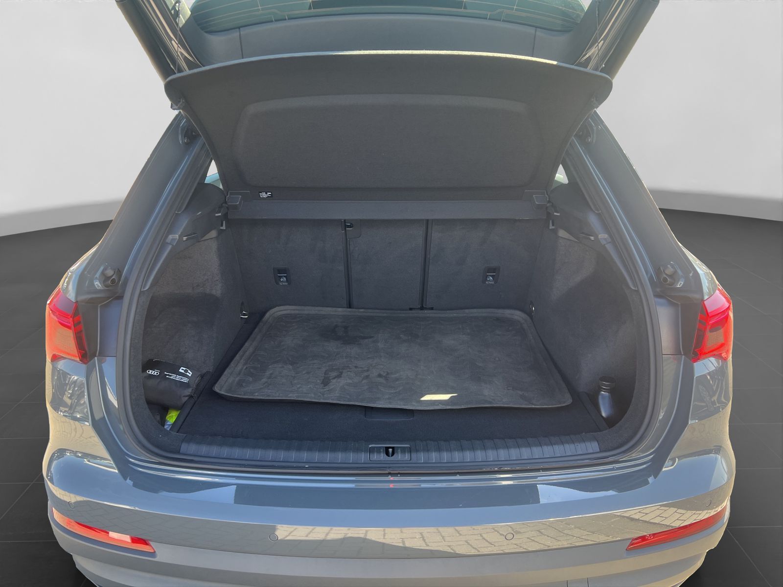 Audi Q3 40 2.0 TFSI quattro - Samsaru's Car Outlet