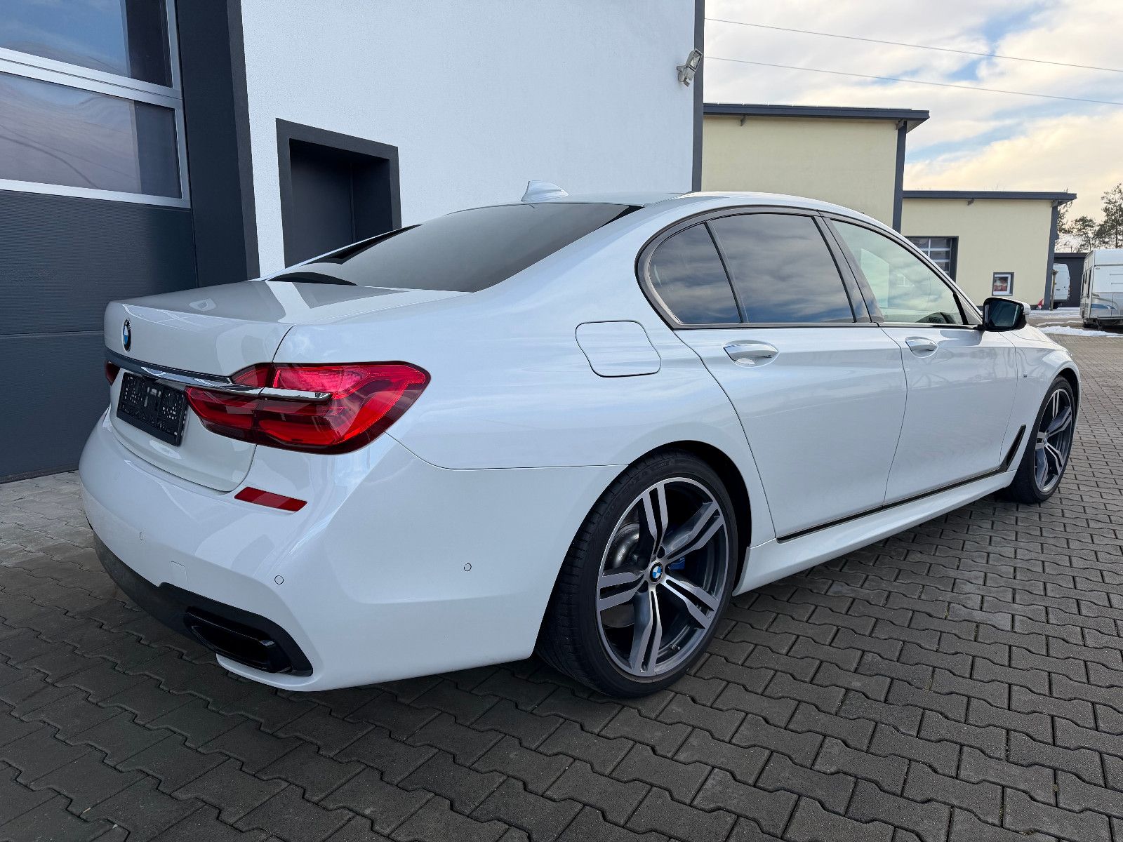 BMW 750ixDrive M-SPORT/MASSAGE/AHK/NIGHTV./LASER/H&K
