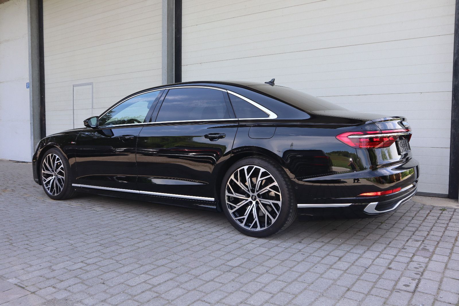 Audi A8L 60 TFSIe lang S-Line - Samsaru's Car Outlet