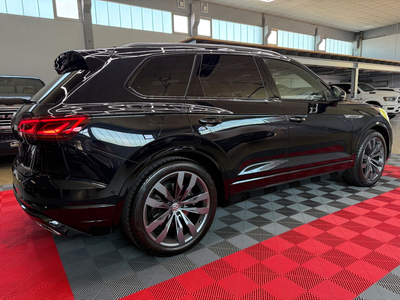Volkswagen Touareg R-Line - Samsaru's Car Outlet