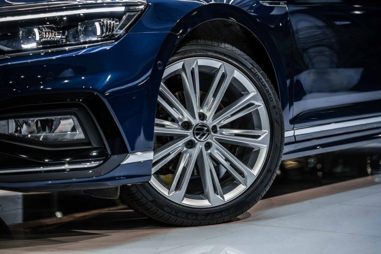 Volkswagen Passat 2.0 TDI DSG 2x R-Line STAHZG H&K PANO AHK