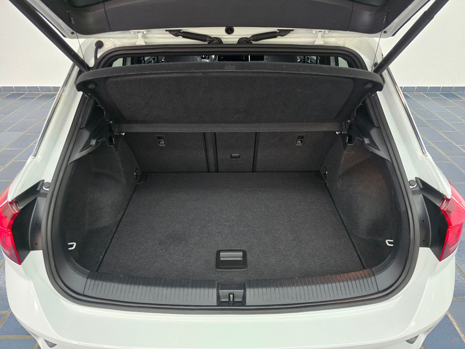 Volkswagen T-Roc R-Line Sport - Samsaru's Car Outlet