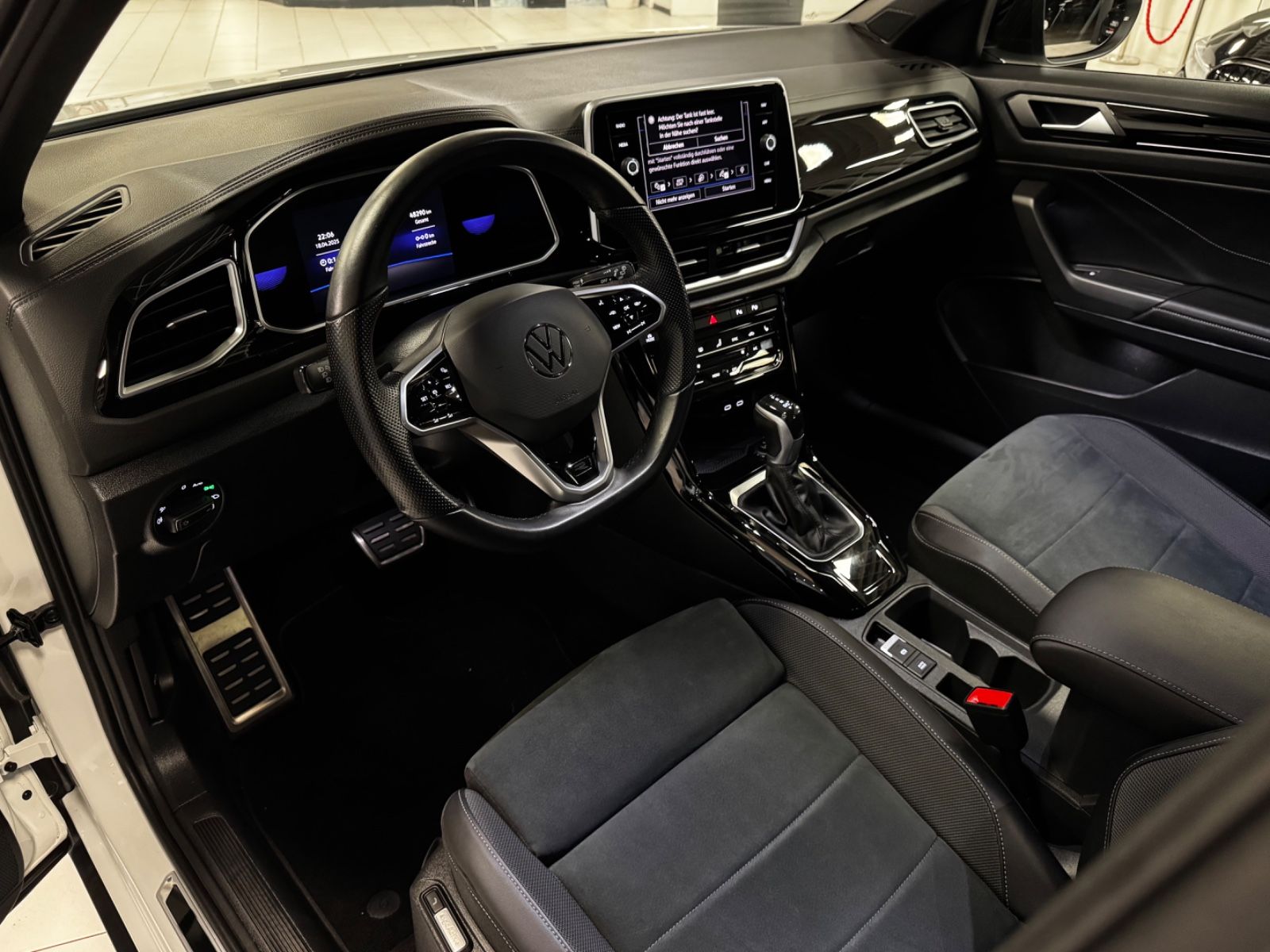 Volkswagen T-ROC 2.0TDI R-Line - Samsaru's Car Outlet
