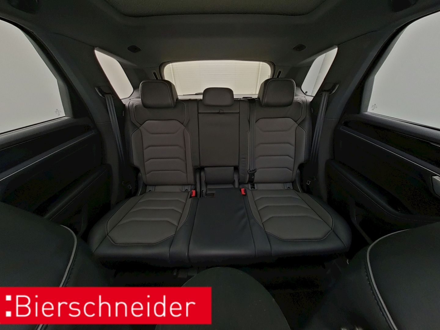 Volkswagen Touareg 3.0 TDI R-line BLACK-STYLE - Samsaru's Car Outlet
