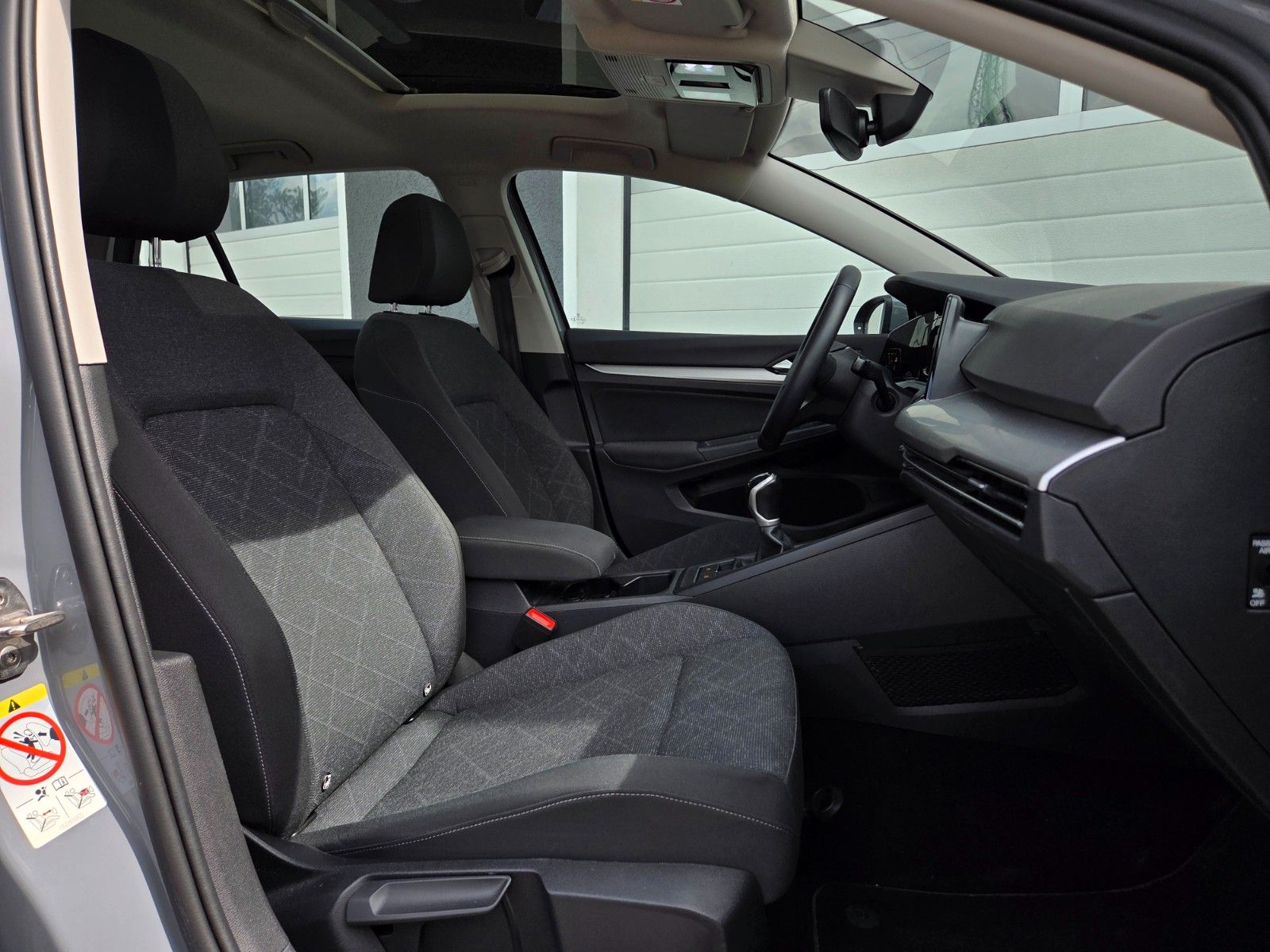 Volkswagen Golf VIII Life - Samsaru's Car Outlet