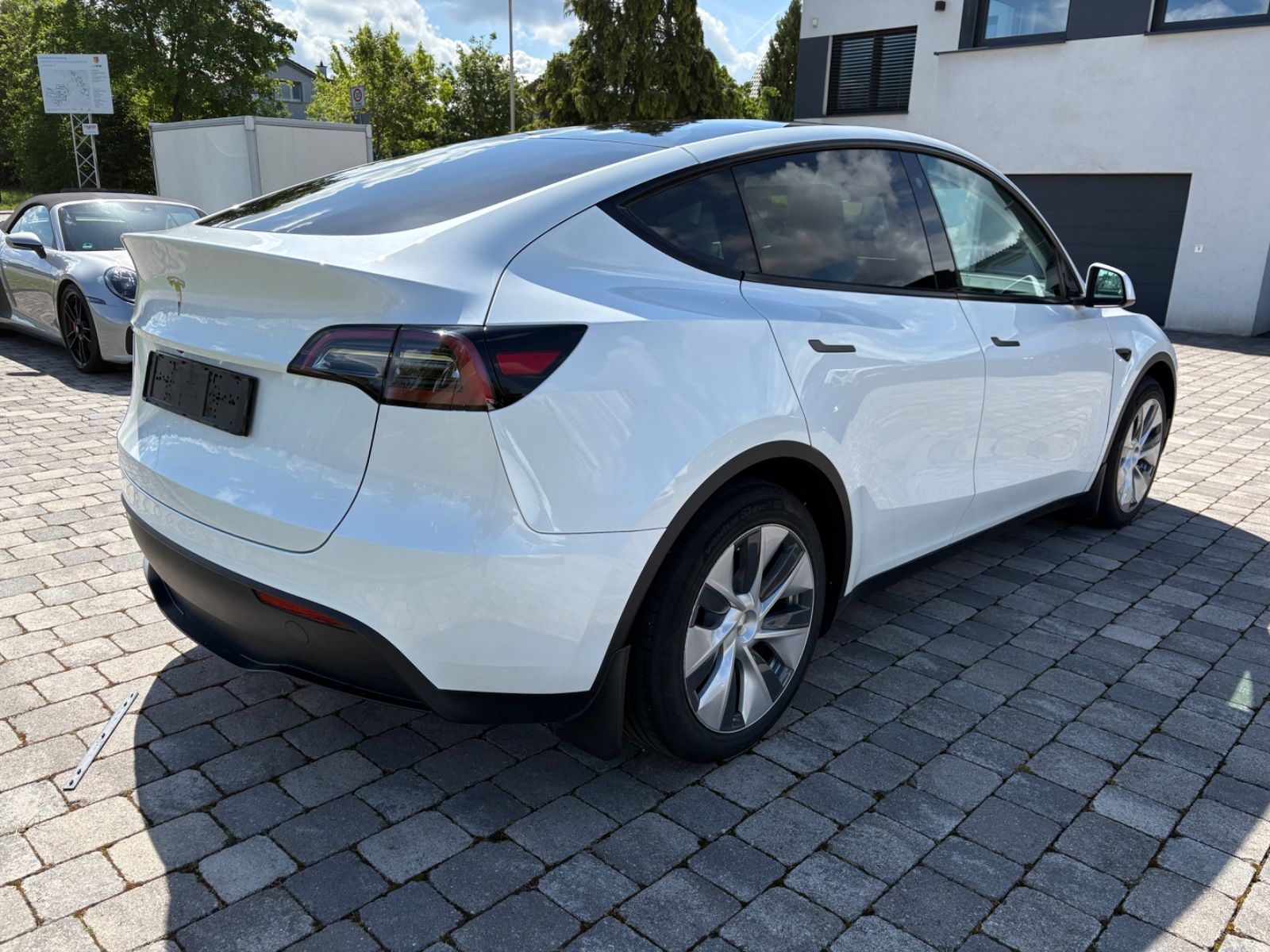 Tesla Model Y RWD Innen weiß