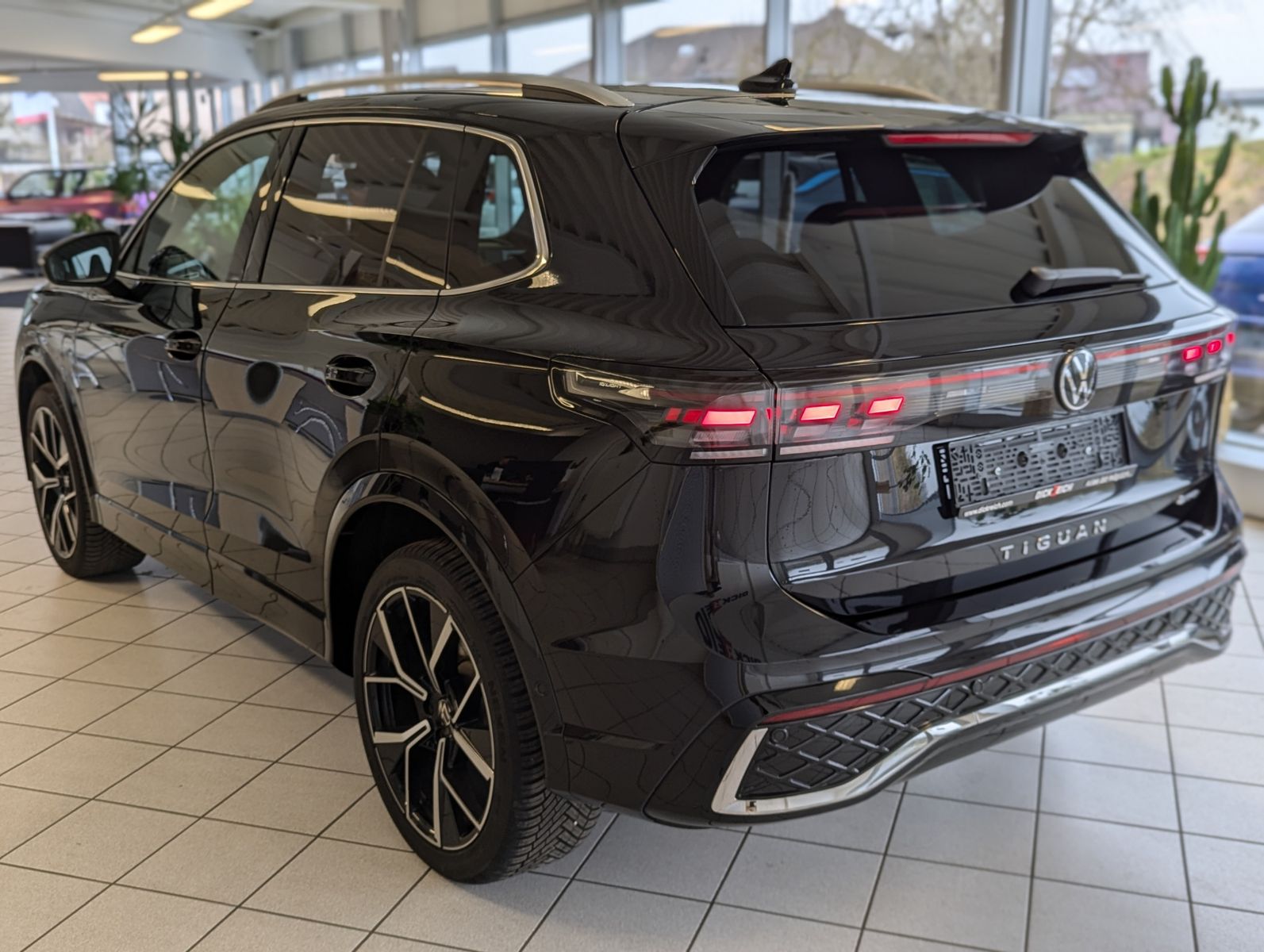 Volkswagen Tiguan 2.0TDI R-Line 4M Pano H/K AHK Matrix 20"