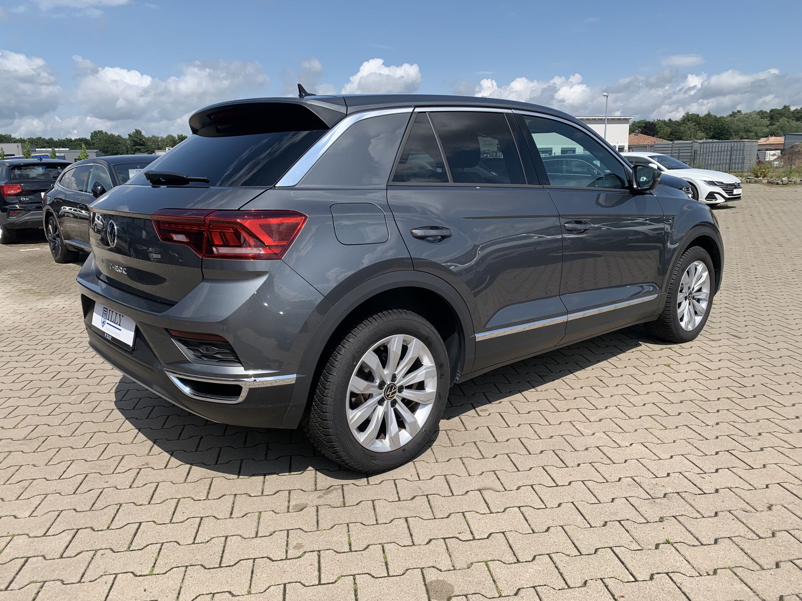 Volkswagen T-Roc 1.5 TSI Sport - Samsaru's Car Outlet