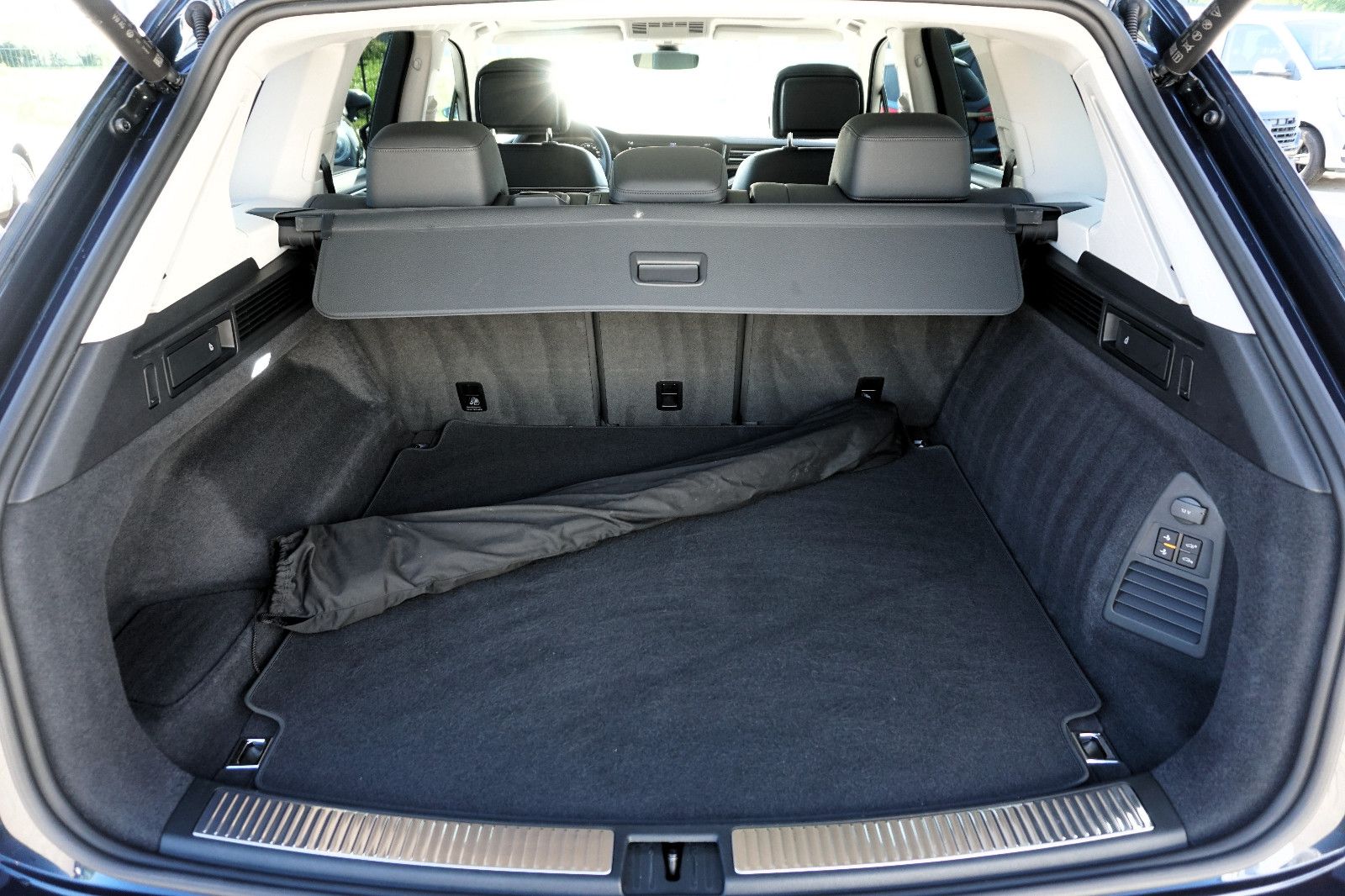 Volkswagen Touareg Elegance 4Motion - Samsaru's Car Outlet