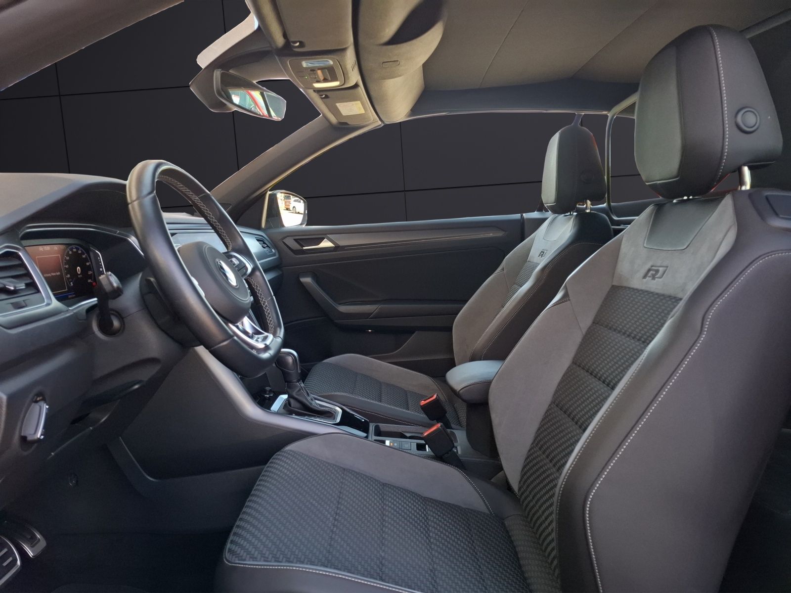 Volkswagen T-Roc TSI R-line DSG - Samsaru's Car Outlet