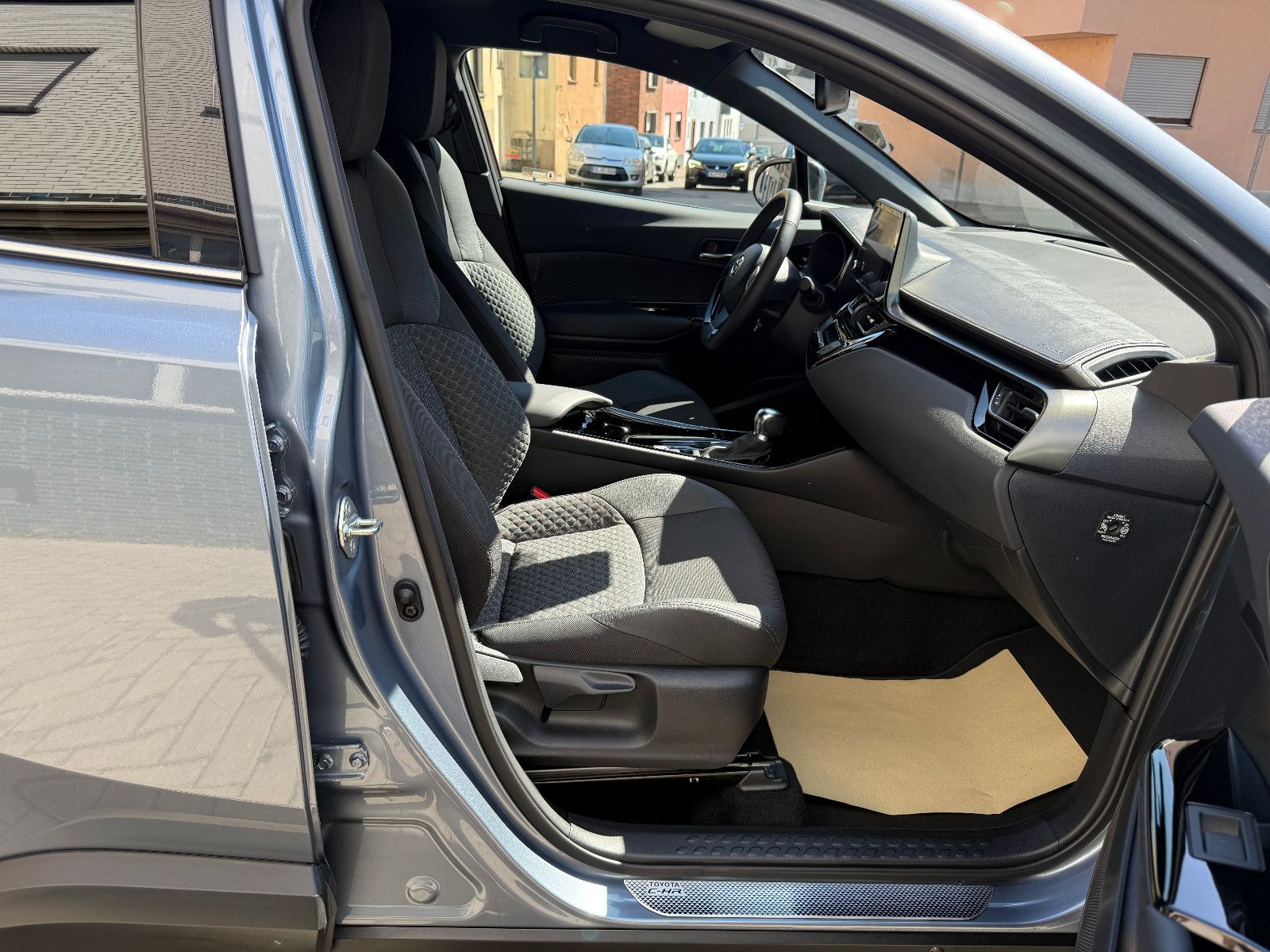 Toyota C-HR Hybrid 2.0 Team - Samsaru's Car Outlet