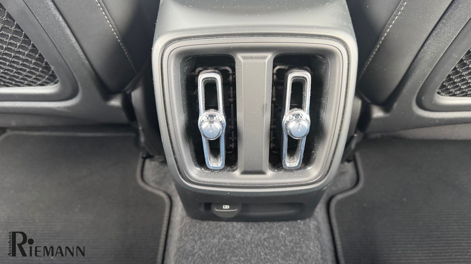 Volvo XC40 Recharge Single Motor Plus + Winter-Paket