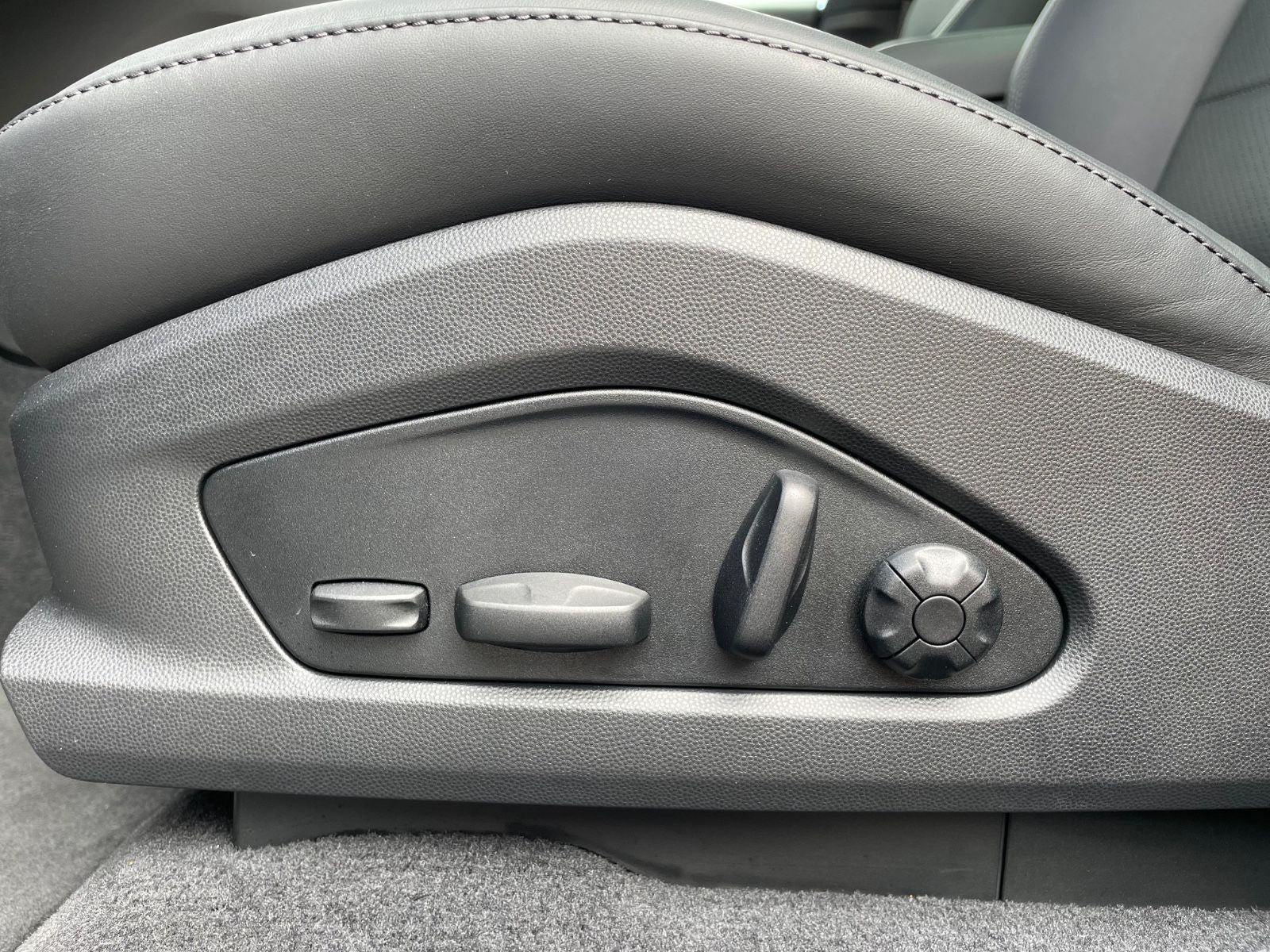 Porsche Macan 4 - Samsaru's Car Outlet