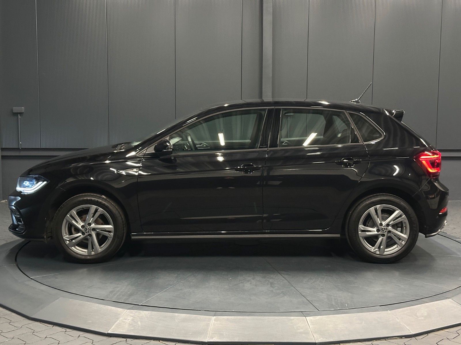 Volkswagen Polo VI R-Line *NAVI*IQ.Drive*KAMERA*CarPlay*ACC