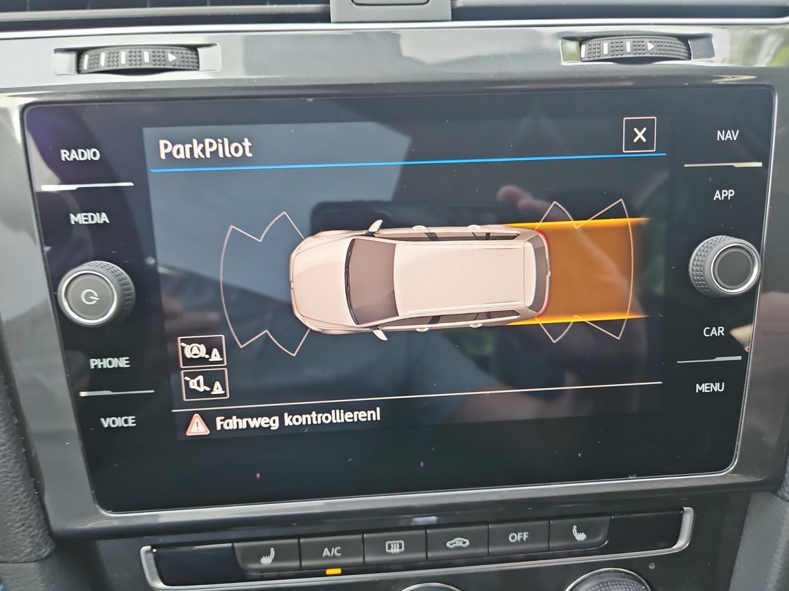 Volkswagen Golf VII Variant 2.0TDI Comfortline - Samsaru's Car Outlet