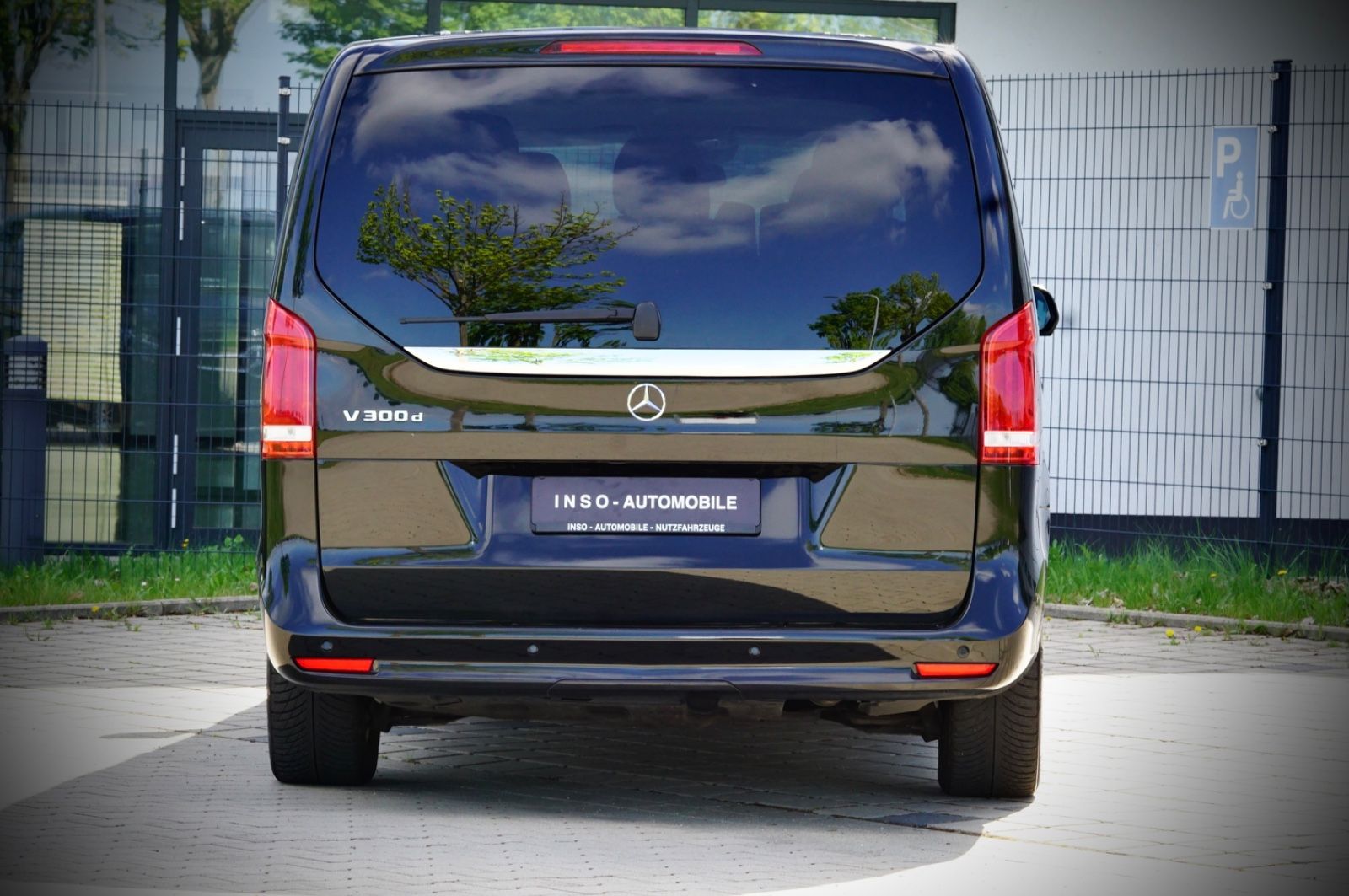 Mercedes-Benz V 300 EDITION - Samsaru's Car Outlet