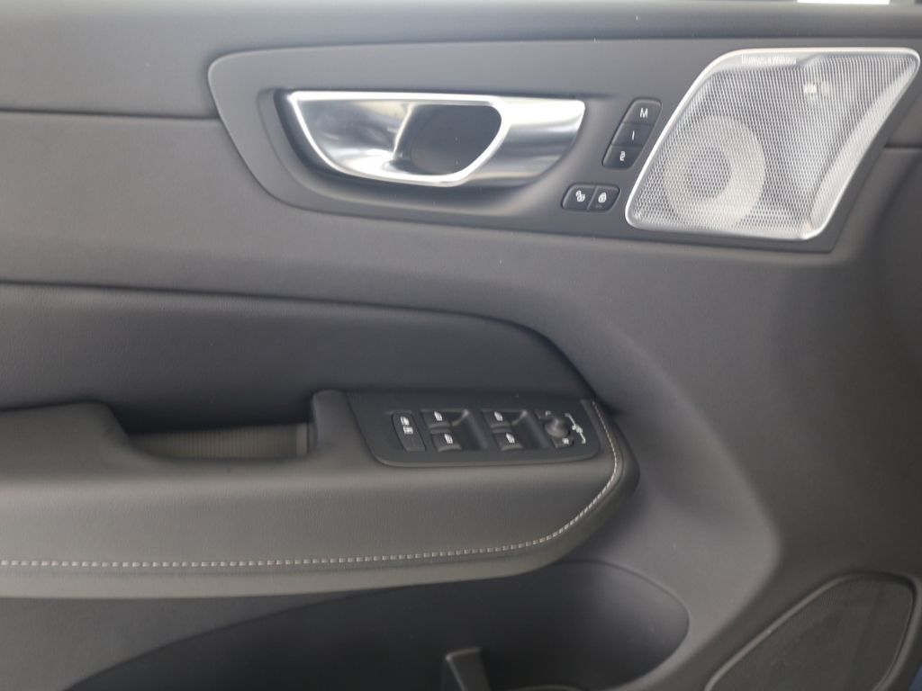 Volvo XC60 Ultra Dark AWD B5 Benzin EU6d HUD AD AHK Di