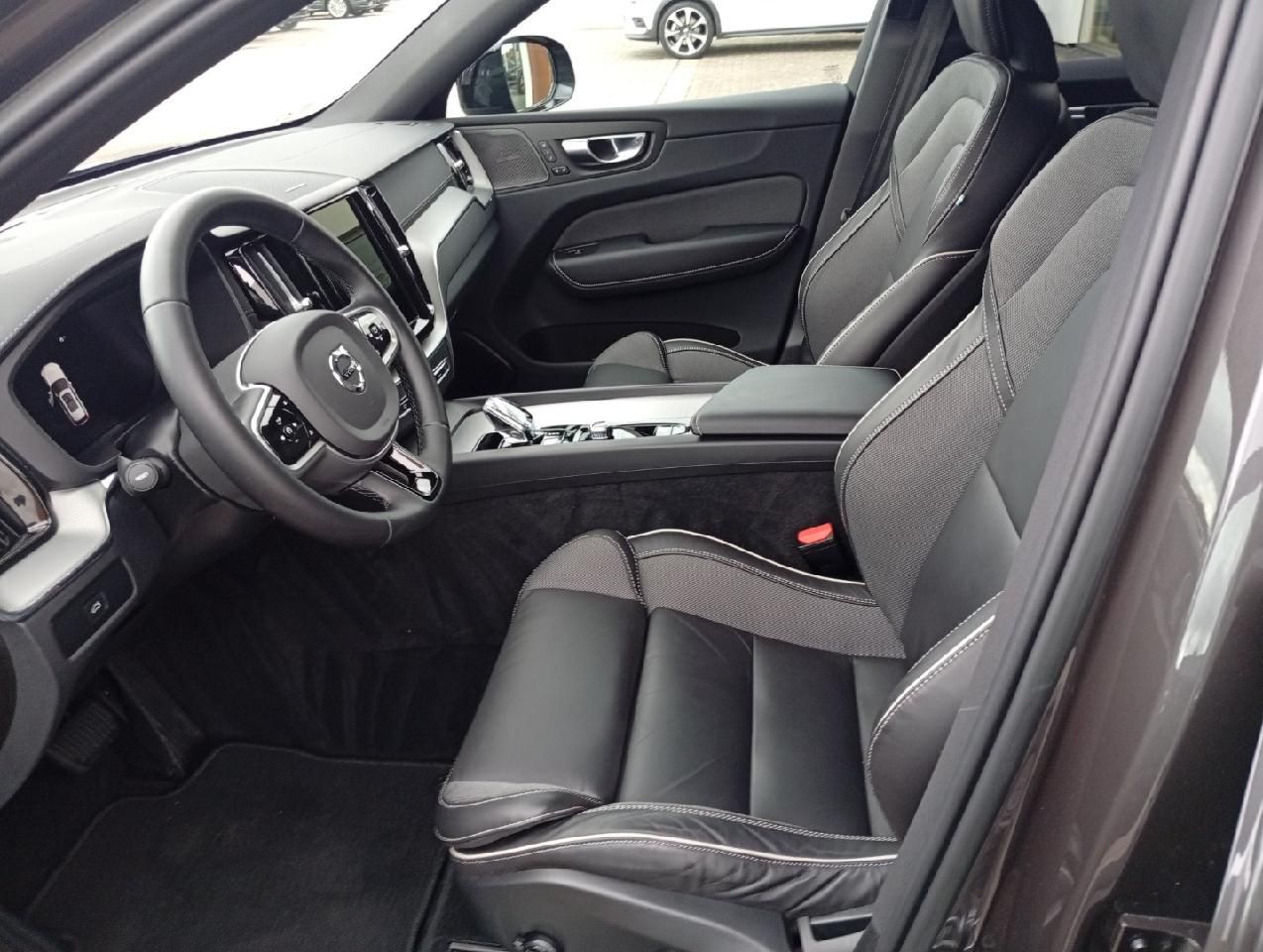 Volvo XC60 B4D Gear. Ultimate Dark AWD/Head-UP/Pano-D.