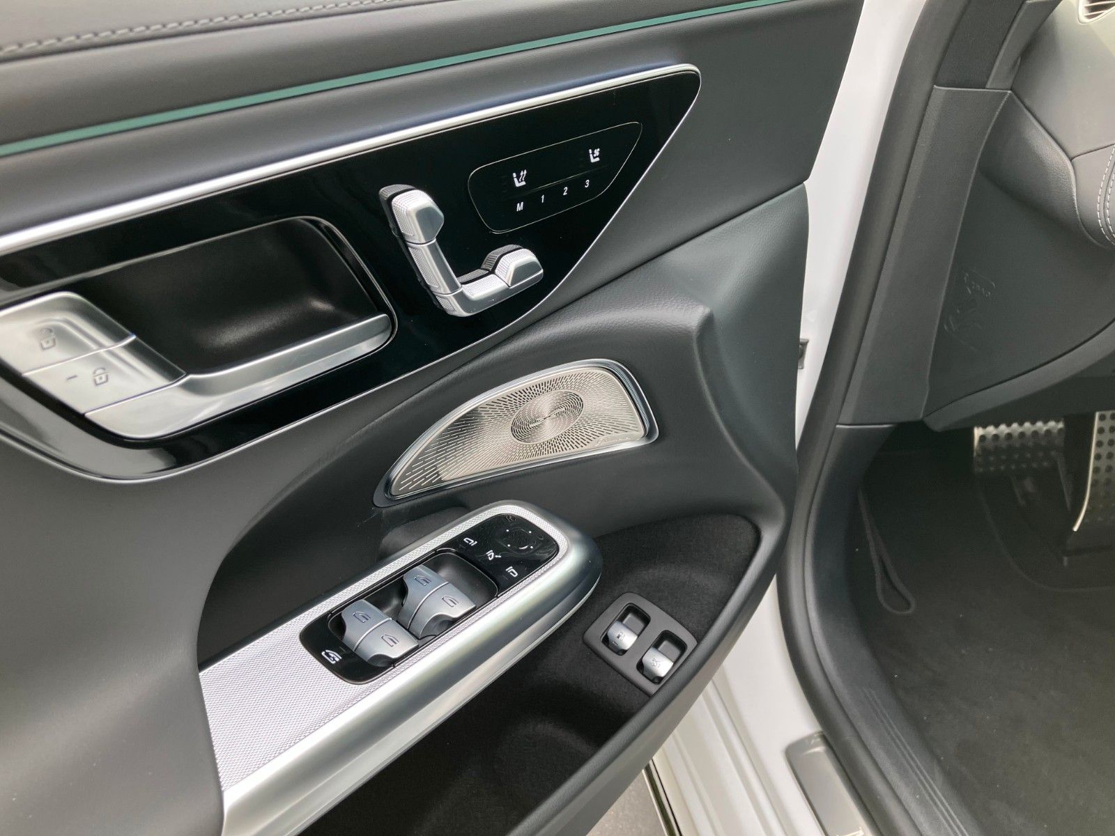 Mercedes-Benz E 400 e 4Matic AMG Line - Samsaru's Car Outlet