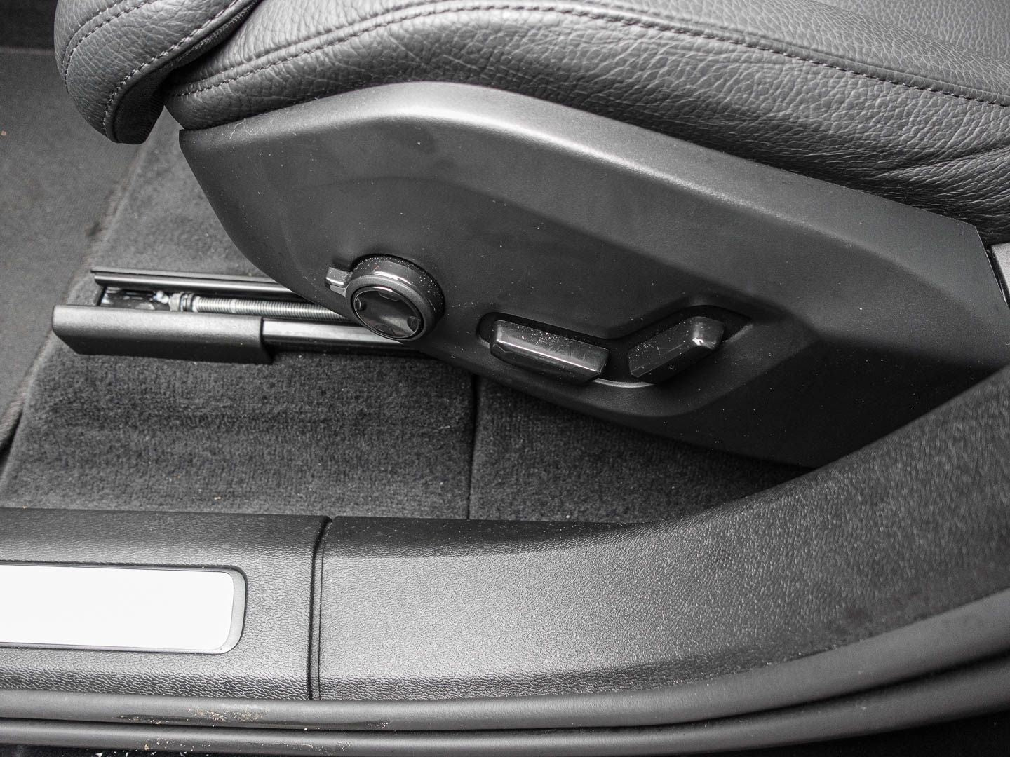 Volvo XC60 Plus Dark Recharge Plug-In Hybrid AWD T6 Tw