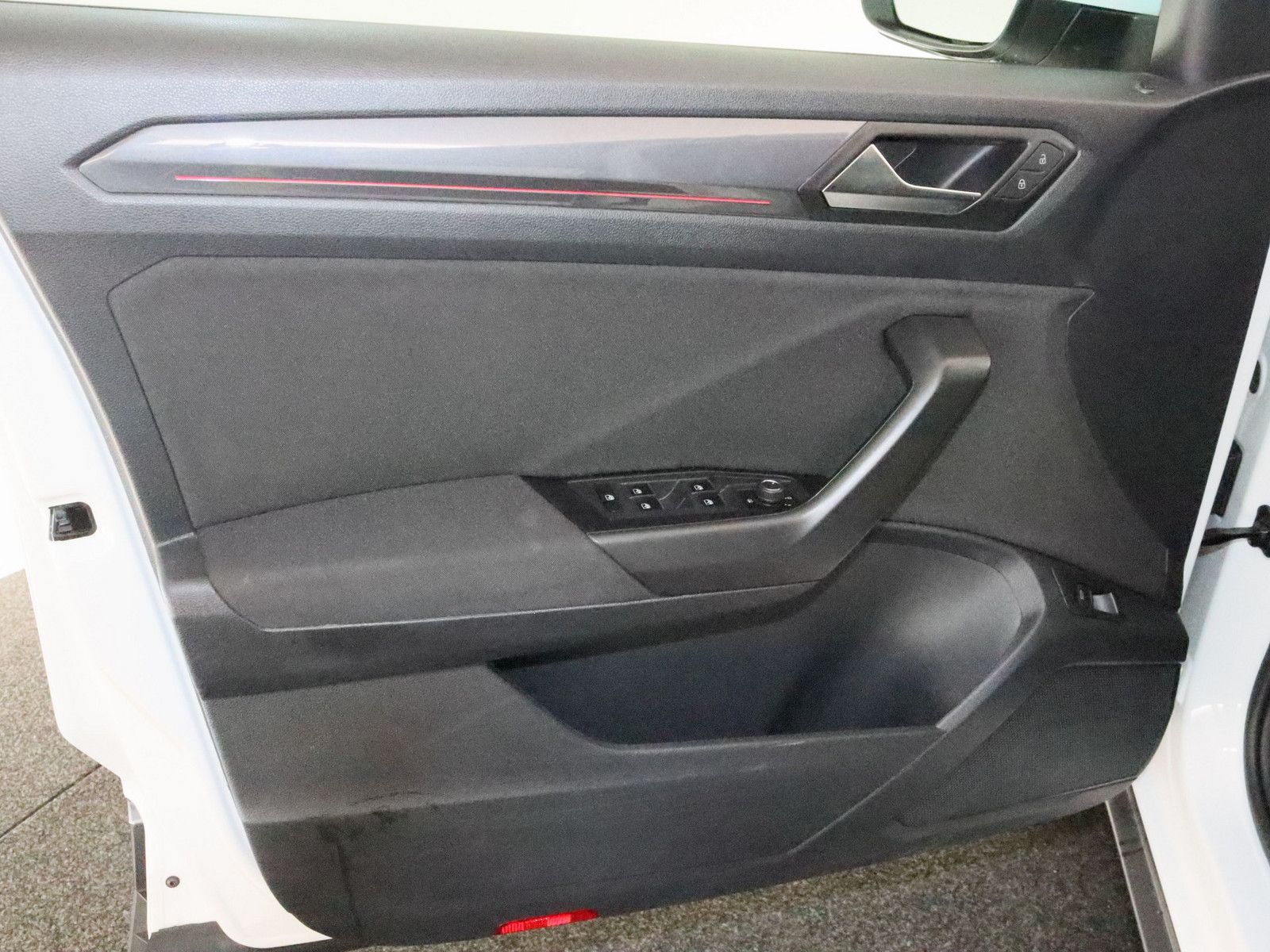Volkswagen T-Roc 1.5 TSI Sport - Samsaru's Car Outlet