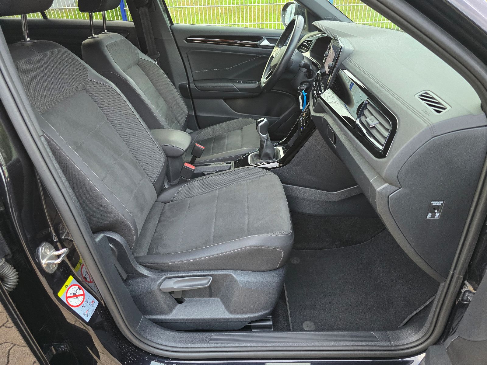 Volkswagen T-Roc 1.5 TSI Style Black - Samsaru's Car Outlet