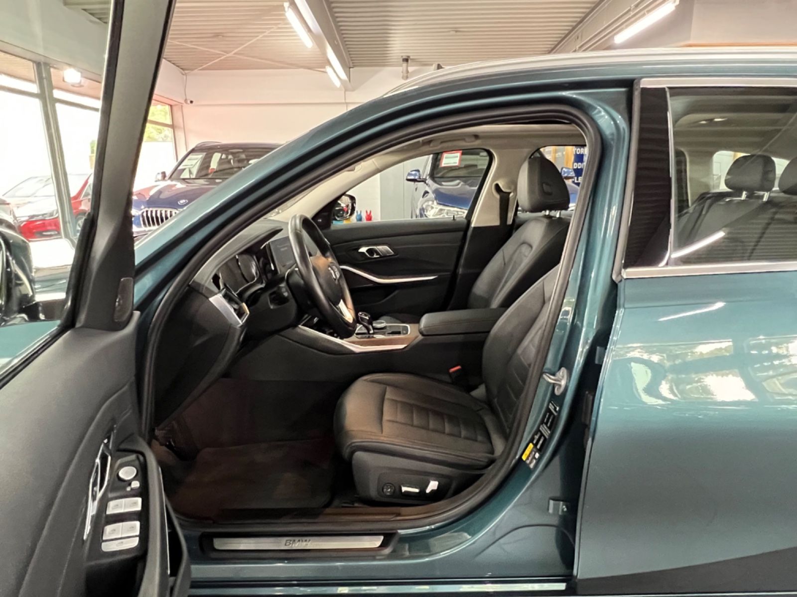 BMW 330e Touring Luxury Line - Samsaru's Car Outlet