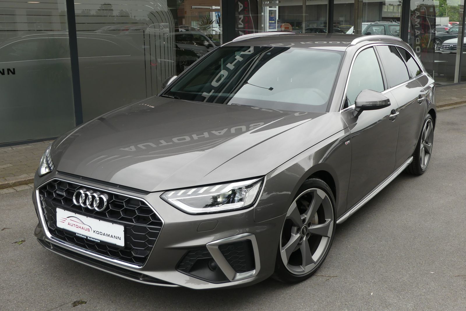 Audi A4 40 TFSI quattro S-Line - Samsaru's Car Outlet