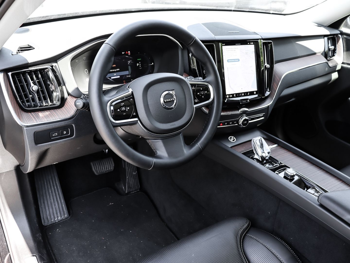 Volvo XC60 Plus Dark Recharge Plug-In Hybrid AWD T8 Tw