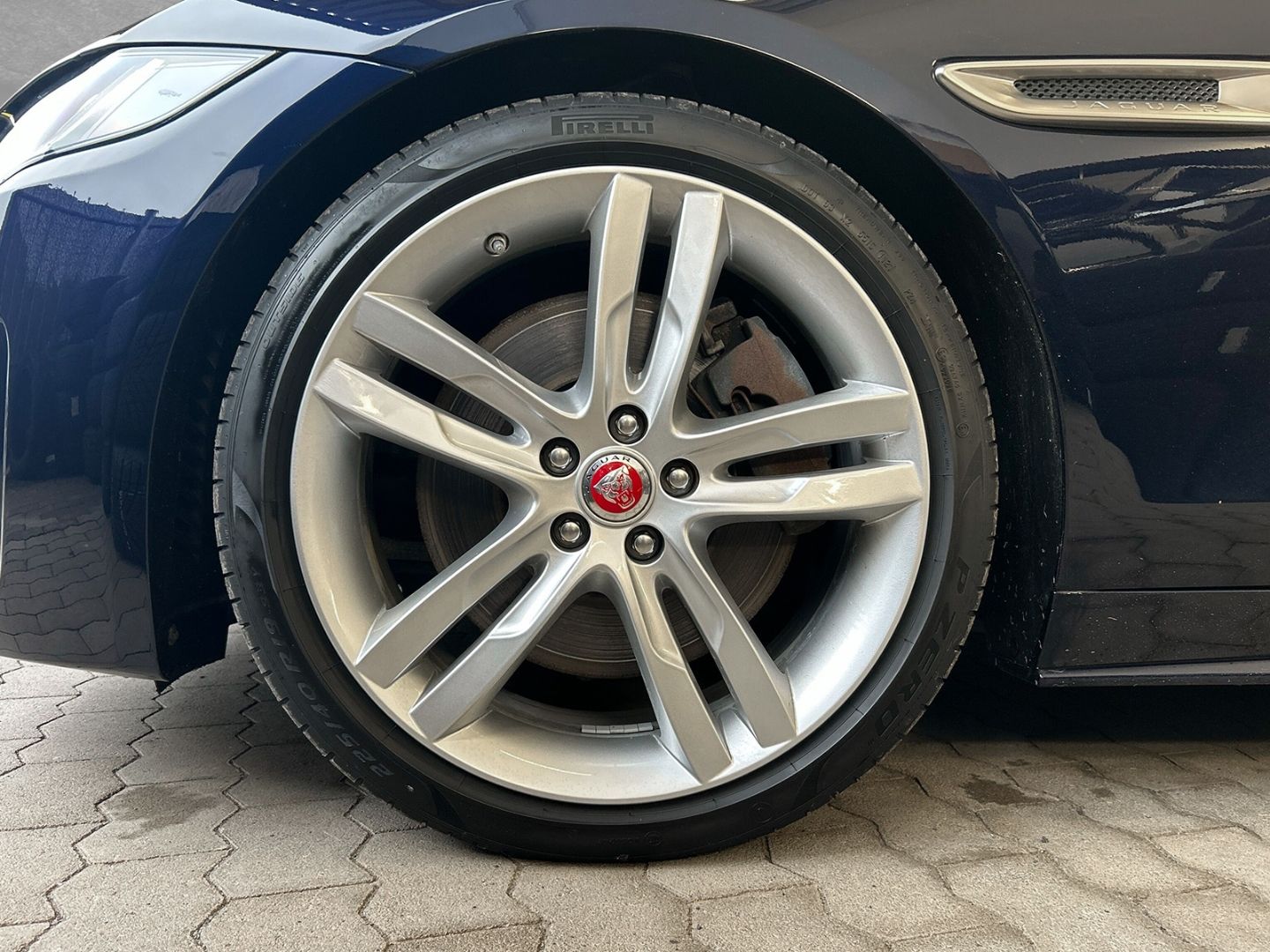 Jaguar XE R-Dynamic HSE P250 EU6d Winter-Paket Meridian