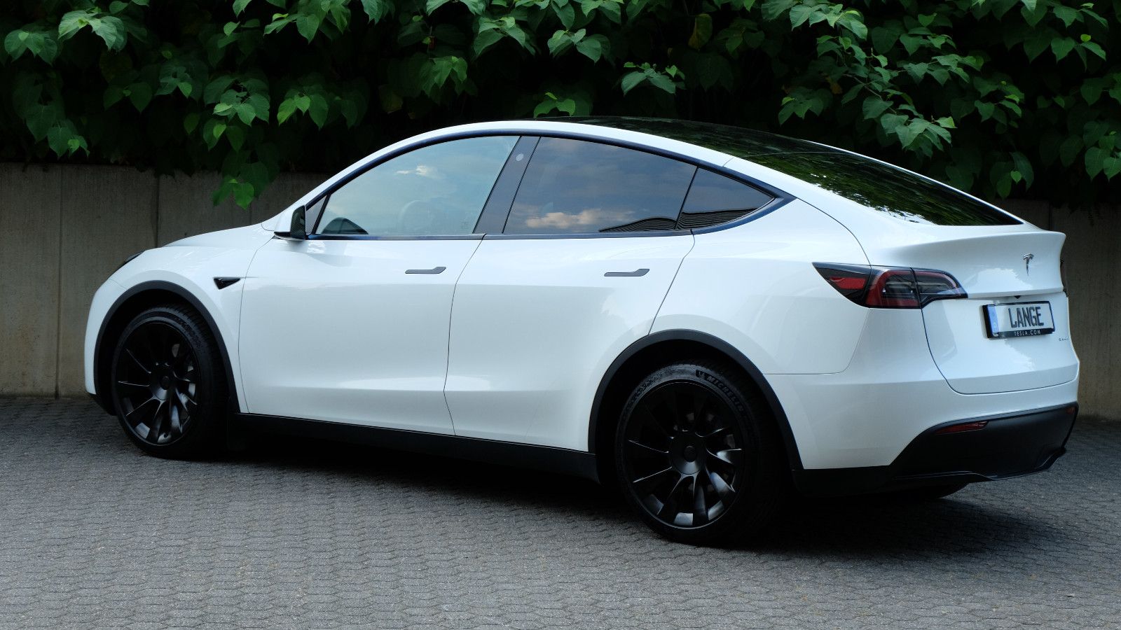 Tesla Model Y Long Range Dual AWD