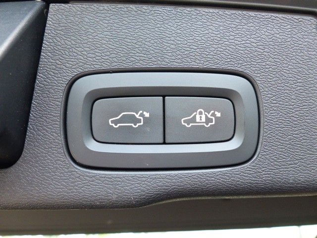 Volvo XC60 Momentum Pro B4 - Samsaru's Car Outlet