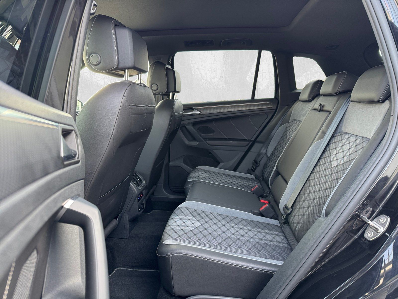 Volkswagen Tiguan 2.0 TDI DSG R-Line 4M NAVI/PANO/AHK