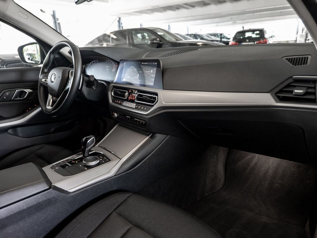 BMW 320i Touring Advantage - Samsaru's Car Outlet