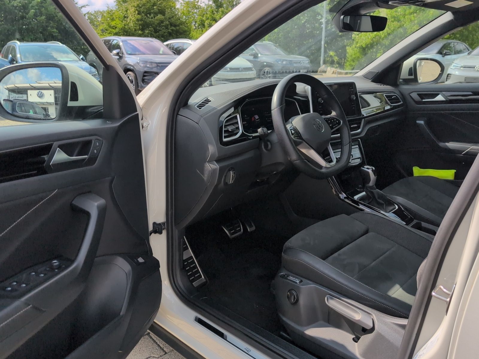 Volkswagen T-Roc R-Line 1.5 TSI - Samsaru's Car Outlet