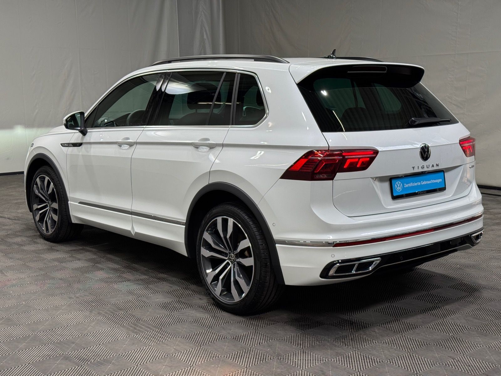 Volkswagen Tiguan R-Line 2.0 TDI DSG 4M - Samsaru's Car Outlet