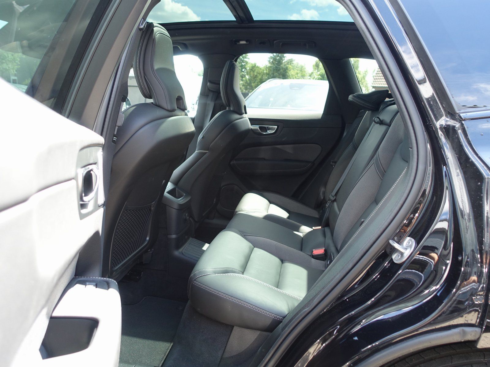 Volvo XC60 Black Edition T8 AWD Plug-in - Samsaru's Car Outlet