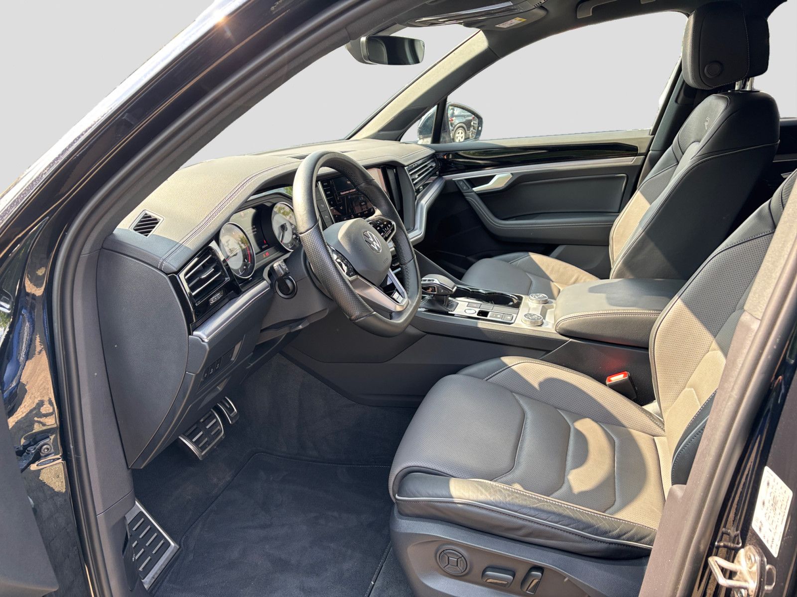Volkswagen Touareg R-Line 4Mo - Samsaru's Car Outlet