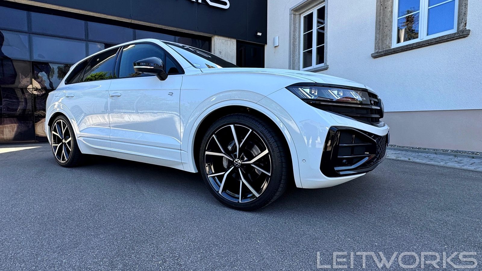 Volkswagen Touareg R-Line - Samsaru's Car Outlet