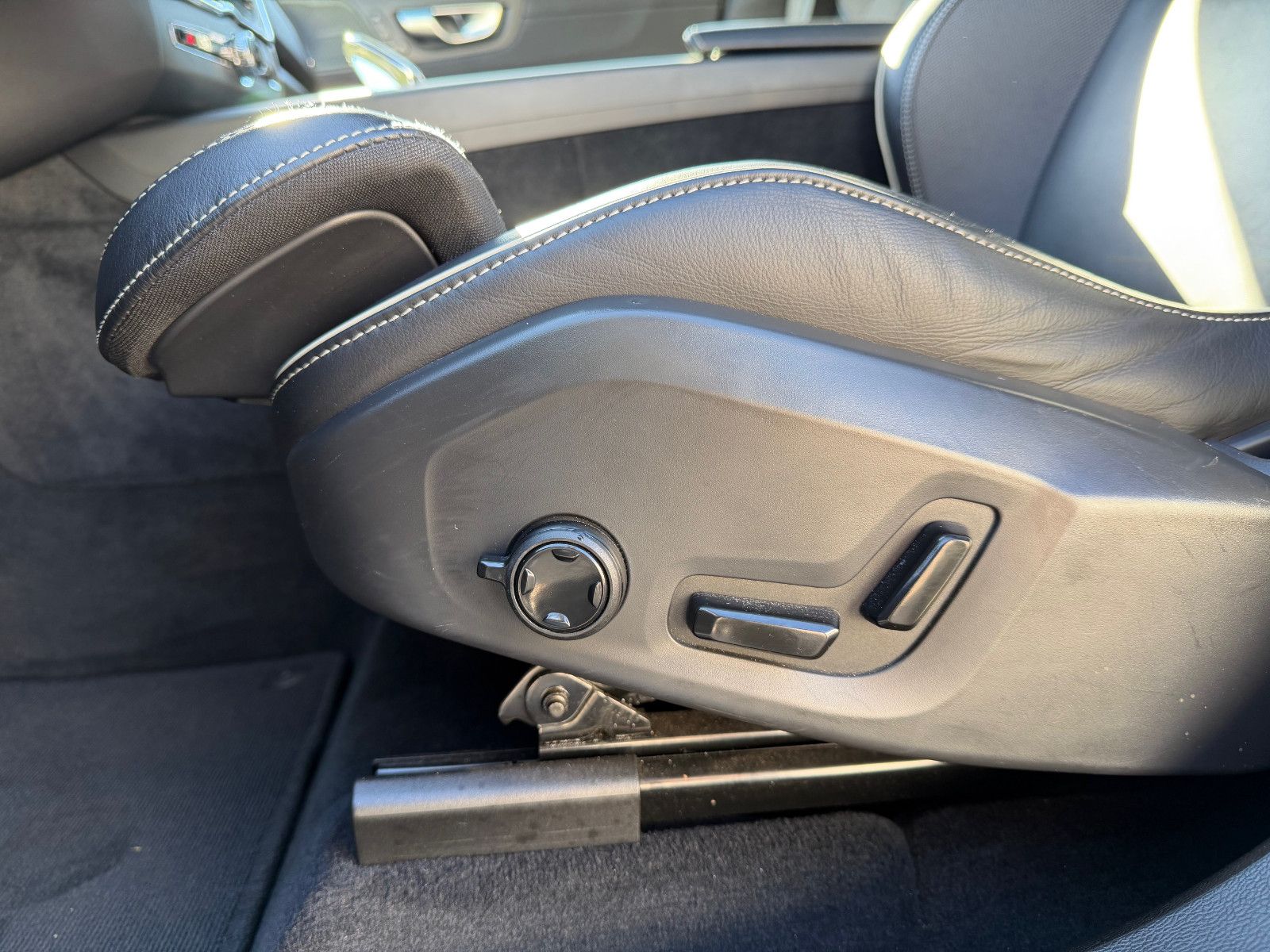 Volvo XC60 B4 B Plus Dark*H&K*360°*PANO*AHK*STHZG*