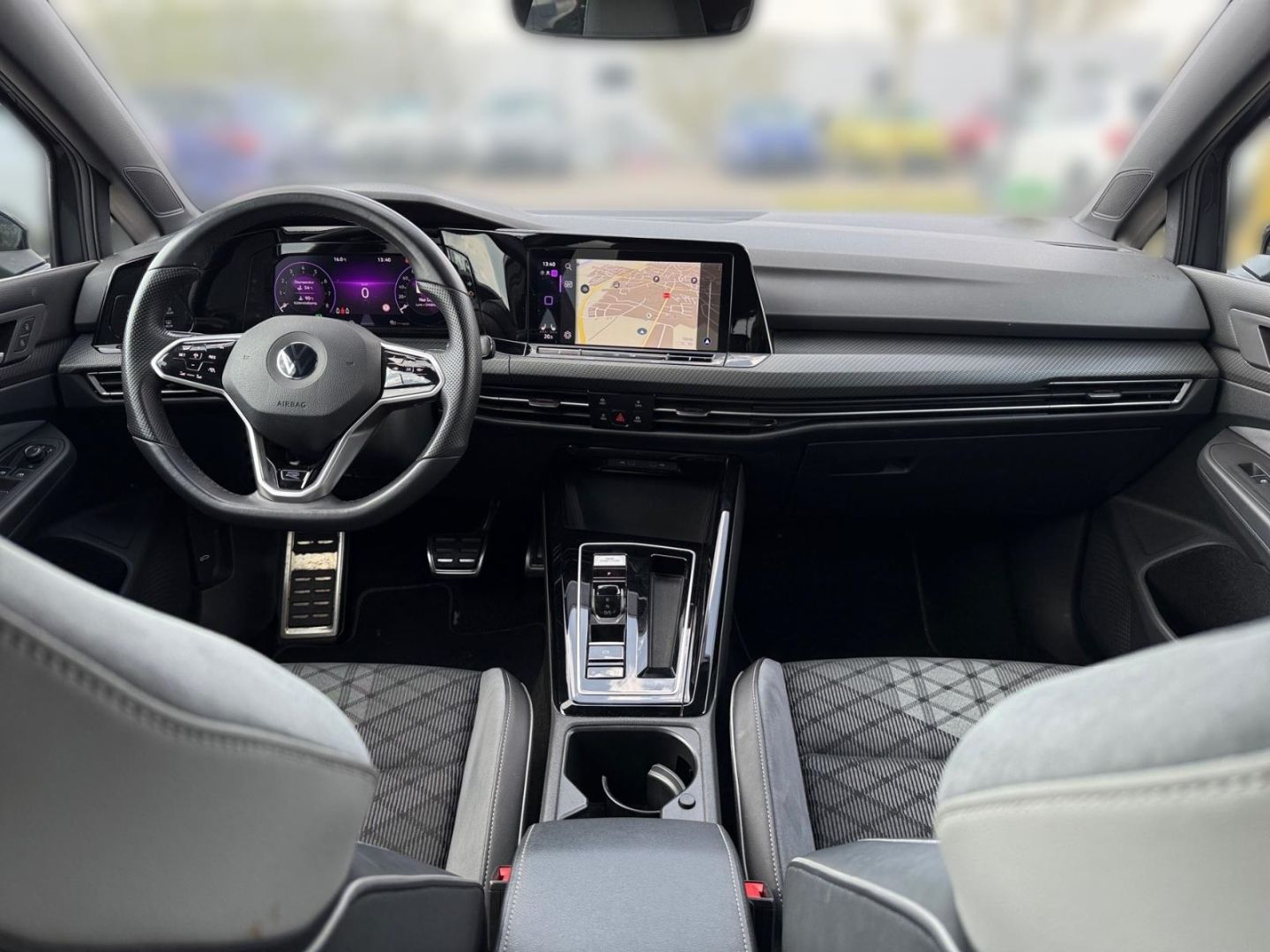 Volkswagen Golf 8 VIII R-Line 1.5 eTSI - Samsaru's Car Outlet